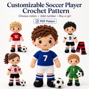 Könnte beinhalten: Eine Sammlung gehäkelter Fußballspieler-Puppen in verschiedenen Teamfarben, jede mit einer Nummer auf dem Trikot und einem Fußball. Der Text lautet "Customizable Soccer Player Crochet Pattern".