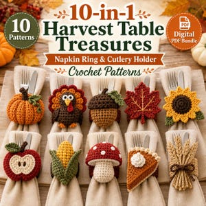 Può includere: Un pacchetto PDF digitale intitolato 10-in-1 Harvest Table Treasures con 10 schemi all'uncinetto per portatovaglioli e portaposate. L'immagine mostra 10 oggetti all'uncinetto: zucca, tacchino, ghianda, foglia, girasole, mela, mais, fungo, fetta di torta e spiga di grano.