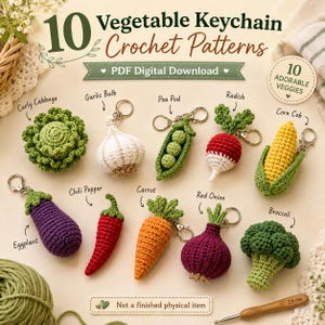 Könnte beinhalten: Eine Sammlung von 10 gehäkelten Gemüse-Schlüsselanhängern, darunter Wirsing, Knoblauch, Erbsenschote, Radieschen, Maiskolben, Aubergine, Chilischote, Karotte, rote Zwiebel und Brokkoli. Der Text lautet 10 Vegetable Keychain Crochet Patterns.