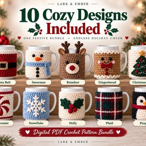 Może przedstawiać: Cyfrowy zestaw wzor&oacute;w szydełkowych w formacie PDF zatytułowany 10 Cozy Designs Included, przedstawiający dziesięć białych kubk&oacute;w z świątecznymi szydełkowymi otulaczami. Wzory obejmują Mikołaja, bałwana, renifera, piernika, choinkę, miętę, płatek śniegu, ostrokrzew, kratę i pingwina.