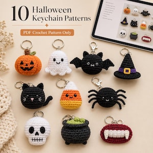 Könnte beinhalten: Ein digitales Display mit 10 Halloween Keychain Patterns PDF Crochet Pattern Only, das zehn gehäkelte Schlüsselanhänger zeigt, darunter einen Kürbis, ein Gespenst, eine Fledermaus, einen Hexenhut, eine schwarze Katze, Zuckermais, eine Spinne, einen Totenkopf, einen Kessel und Vampirzähne.