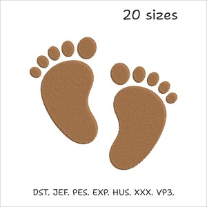 Op de afbeelding: Een borduurontwerp met twee bruine babyvoetafdrukken met een gestructureerd steekpatroon. De tekst 20 sizes staat bovenaan en de tekst DST. JEF. PES. EXP. HUS. XXX. VP3. staat onderaan op de witte achtergrond.