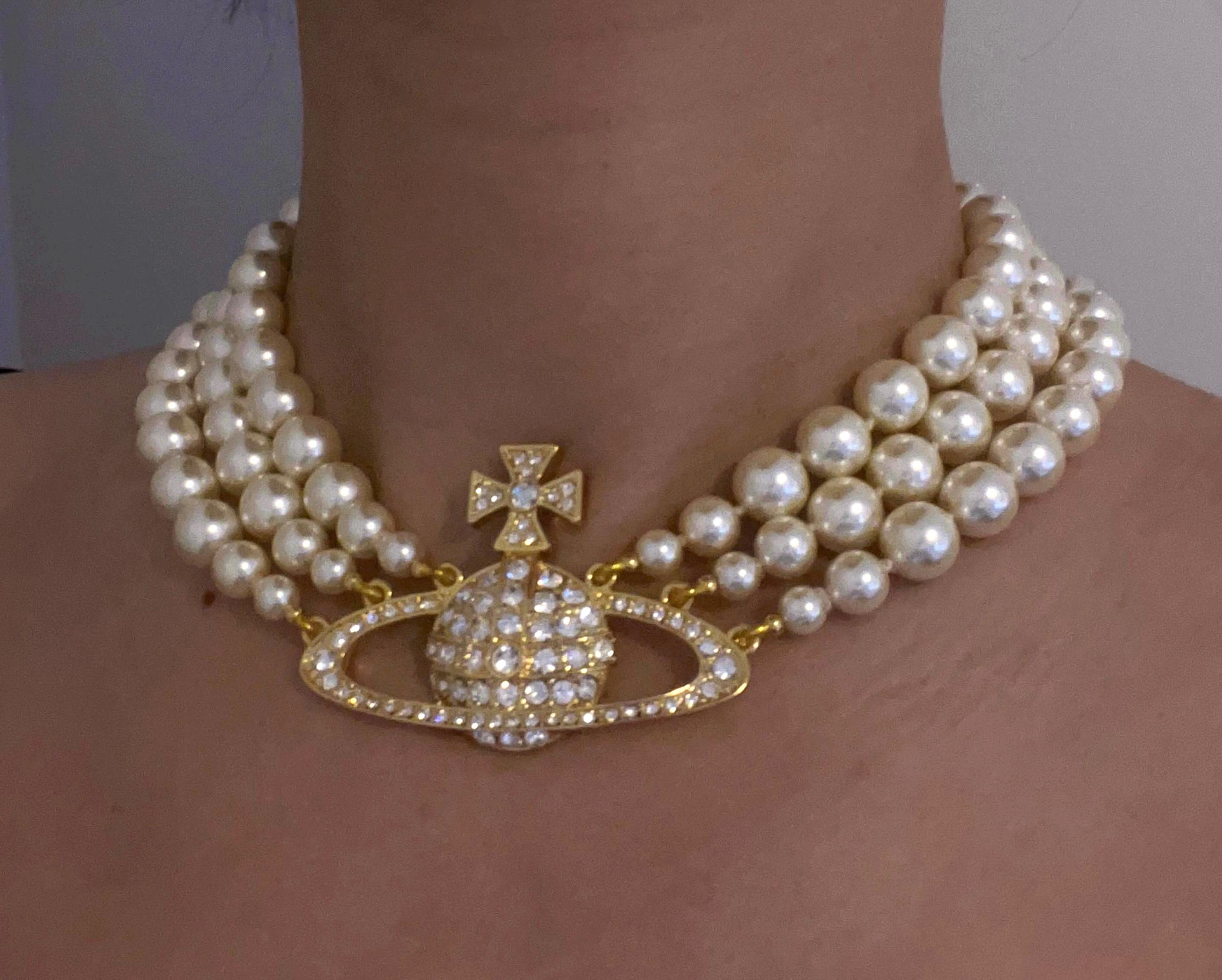ヴィヴィアンウエストウッド THREE ROW PEARL ネックレス Three Row Pearl Bas Relief Choker in PLATINUM-PEARL-CRYSTAL