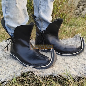 Medieval Poulaines shoes (Poulaine, Curled Toe). Historical shoes and Real leather ankle boots (Short boots). Essential Costume boots and LARP footwear for Renaissance fair, Tudor period, and reenactment shoes. New boots pair for Boots men or Boots women. Great Christmas gift/xmas gifts.