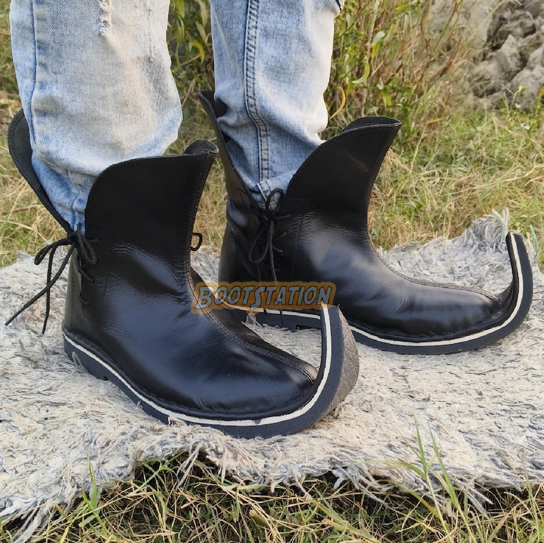 Medieval Poulaines shoes (Poulaine, Curled Toe). Historical shoes and Real leather ankle boots (Short boots). Essential Costume boots and LARP footwear for Renaissance fair, Tudor period, and reenactment shoes. New boots pair for Boots men or Boots women. Great Christmas gift/xmas gifts.