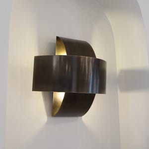 Modern Brass Wall Sconce – Handmade Brass Indoor Wall Lighting – Minimalist Wall Light – Modern Wall lighting for Hallway, Cafes and Hotel