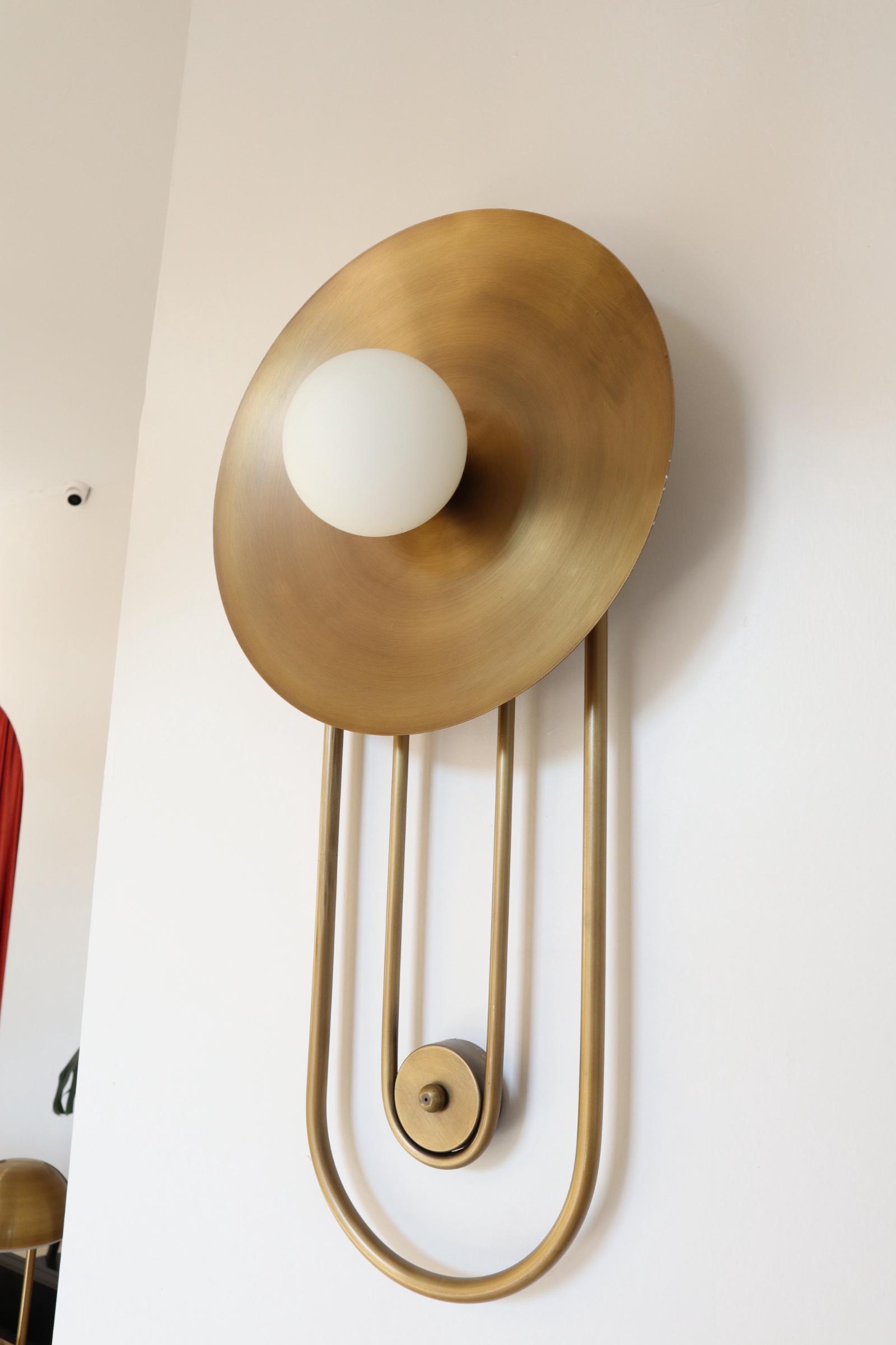 オパールグローブ真鍮製壁付け照明：ミッドセンチュリーモダン