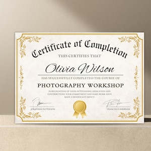 Op de afbeelding: Een certificaat van voltooiing voor een fotografie workshop. Het certificaat heeft een goud-crème kleurenschema met decoratieve bloemaccenten. De tekst luidt "Certificate of Completion" en noemt Olivia Wilson als ontvanger.