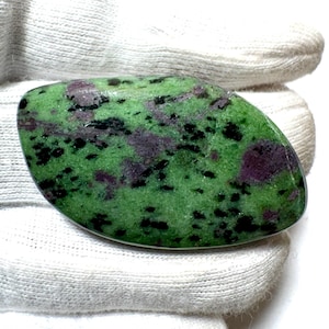 Cabochon di rubino naturale zoisite, grande gemma verde per la creazione di gioielli