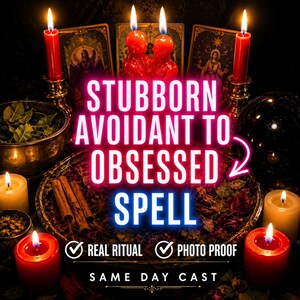 Könnte beinhalten: Ein Ritual-Set mit roten Kerzen, zwei roten Figurenkerzen, Tarotkarten, einer Schale mit getrockneten Kräutern, Zimtstangen und einer schwarzen Kugel. Der Text lautet: STUBBORN AVOIDANT TO OBSESSED SPELL, REAL RITUAL, PHOTO PROOF, SAME DAY CAST.