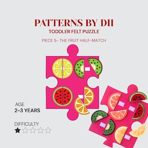 Peut inclure: Un puzzle en feutrine pour tout-petits par Patterns by Dii, pièce 5, The Fruit Half-Match. Le puzzle présente des pièces roses emboîtables avec des motifs de fruits cousus, dont citron, kiwi, pastèque et orange. Texte : Age 2-3 Years.