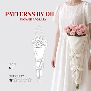 Puede incluir: Una bolsa de flores blanca con asa, atada con lazos, que contiene rosas rosas. El texto "PATTERNS BY DII" y "FLOWER BAG LILLY" están en la parte superior. También se muestran las tallas S-L y una indicación de dificultad.