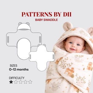 Op de afbeelding: Een crèmekleurige babywikkel met een berenkap, bedrukt met huisjes en konijntjes. De afbeelding bevat een diagram van het wikkelpatroon en de tekst "PATTERNS BY DII BABY SWADDLE" en "SIZES 0-12 months".