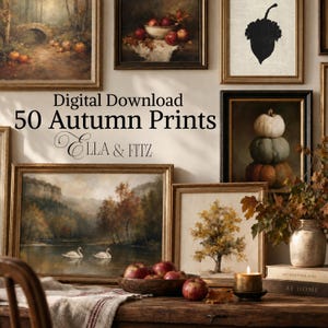 Op de afbeelding: Een verzameling ingelijste kunstprints met herfstthema aan een muur, met landschappen, een schaal met appels, een zwart eikel-silhouet en gestapelde pompoenen. De tekst luidt Digital Download 50 Autumn Prints ELLA & FITZ.