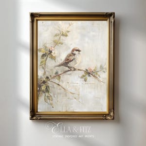 Puede incluir: Pintura enmarcada de estilo vintage que representa un pequeño pájaro posado en una rama con delicadas flores rosas y hojas verdes. La obra de arte está enmarcada en un marco dorado ornamentado. El texto "Ella & Fitz Vintage Inspired Art Prints" está en la parte inferior.