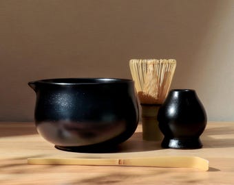 マットブラックの陶器製抹茶セット – ハンドメイドのモダンな和風茶碗