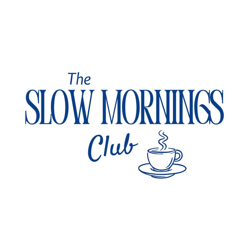 K&ouml;nnte beinhalten: Wei&szlig;er Hintergrund mit dem Text "The Slow Mornings Club" in dunkelblauer, eleganter Schrift. Unter dem Text steht das Wort "Club" in einer Schreibschrift. Rechts befindet sich eine Strichzeichnung einer Teetasse mit Dampf.