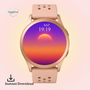 Puede incluir: Un reloj inteligente de oro rosa con una esfera redonda que muestra la hora, 19:19, y el día, SAB, sobre un fondo de atardecer degradado. El reloj tiene una correa a juego con múltiples agujeros.