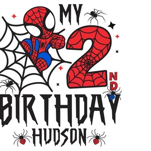 Puede incluir: Dise&ntilde;o gr&aacute;fico para un segundo cumplea&ntilde;os con un personaje de dibujos animados de Spider-Man, una telara&ntilde;a y el texto "MY 2ND BIRTHDAY HUDSON". El n&uacute;mero 2 es rojo con un dise&ntilde;o de telara&ntilde;a.