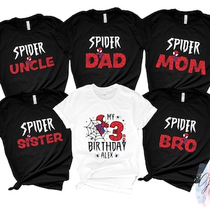K&ouml;nnte beinhalten: Eine Auswahl an schwarzen T-Shirts mit dem Wort "SPIDER" in Wei&szlig; und Familienmitgliedstiteln in Rot. Ein wei&szlig;es T-Shirt zeigt ein Geburtstagsdesign mit dem Text "MY 3 BIRTHDAY ALEX".
