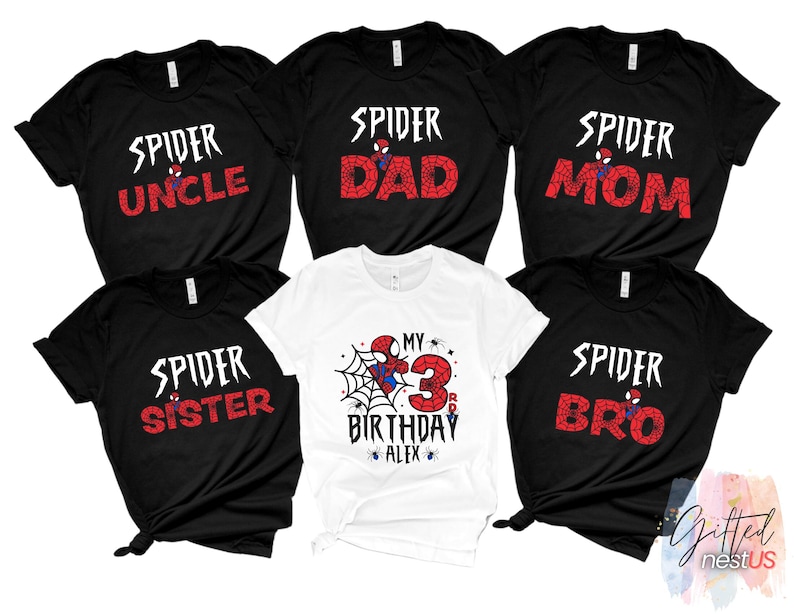 K&ouml;nnte beinhalten: Eine Auswahl an schwarzen T-Shirts mit dem Wort "SPIDER" in Wei&szlig; und Familienmitgliedstiteln in Rot. Ein wei&szlig;es T-Shirt zeigt ein Geburtstagsdesign mit dem Text "MY 3 BIRTHDAY ALEX".