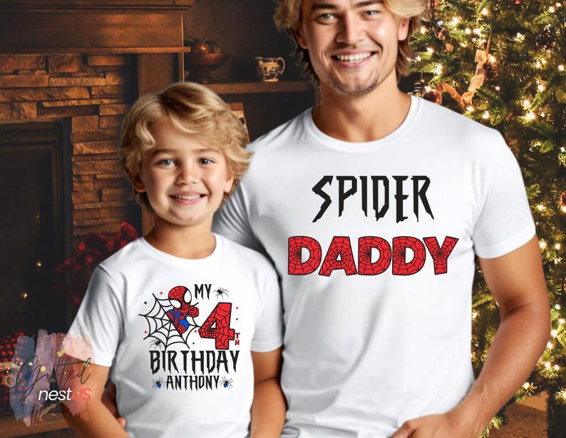 K&ouml;nnte beinhalten: Wei&szlig;e T-Shirts mit Spider-Man-Motiven. Eines zeigt "Spider Daddy" in Schwarz und Rot. Das andere hat eine Spider-Man-Grafik, ein Spinnennetz und den Text "My 4th Birthday Anthony".