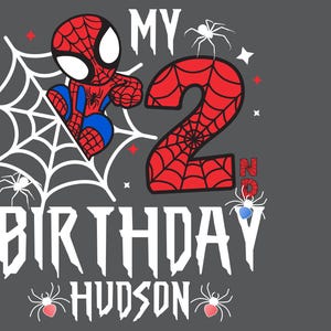 Puede incluir: Gr&aacute;fico gris con un Spider-Man de dibujos animados, un n&uacute;mero 2 rojo y las palabras "MY BIRTHDAY HUDSON". El dise&ntilde;o incluye telara&ntilde;as blancas, estrellas y ara&ntilde;as. El Spider-Man es rojo y azul.