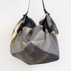Ensemble de sac furoshiki plié en papier (noir) et de bandoulière en cuir