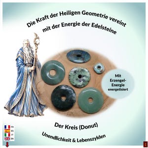 Può includere: Una collezione di cinque ciondoli in pietra circolari con fori centrali, caratterizzati da varie tonalità di verde, blu e motivi maculati. Un'illustrazione di una figura barbuta con una veste blu che tiene un bastone si trova a sinistra.