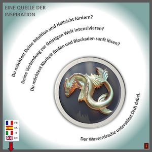 Puede incluir: Un emblema circular que presenta un relieve de dragón marino de color dorado metálico sobre un fondo gris oscuro. La imagen incluye texto en alemán dispuesto en un patrón circular alrededor de la figura central del dragón, con iconos de banderas.