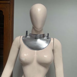 Medieval Gothic Steel Gorget with Adjustable Leather Straps – Neck Protection for SCA, LARP, Cosplay & Roleplay Halloween Gifts Costume