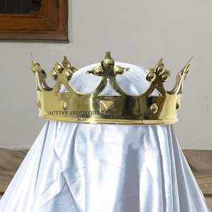 Handcrafted Golden Crown – Elegant Royal Brass Crown for Themed Parties, Medieval Reenactments, Cosplay, and Costume Events Halloween Use