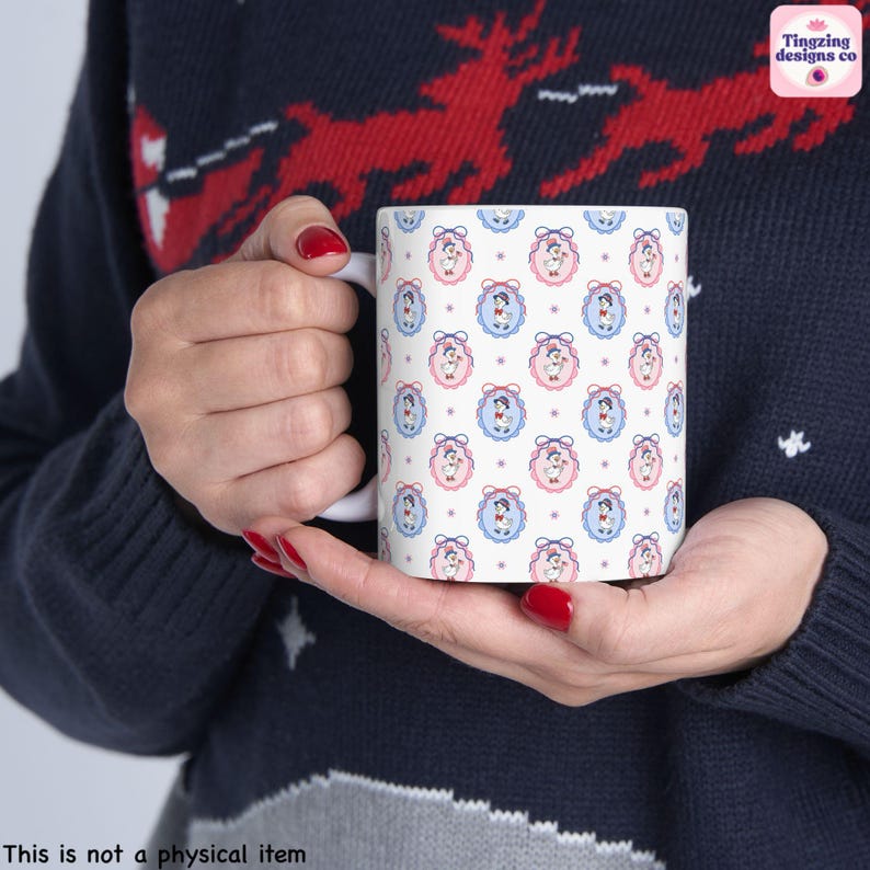 Pu&ograve; includere: Tazza in ceramica bianca con un motivo ripetuto di una ragazza dei cartoni animati in cornici ovali rosa e blu. La tazza &egrave; tenuta da una persona che indossa un maglione blu navy. La tazza ha il testo "Tingzing designs co".