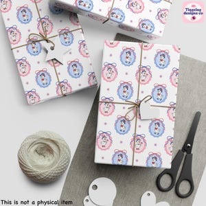 Pu&ograve; includere: Regali confezionati con sfondo bianco. La carta da regalo presenta un motivo ripetuto di un'anatra dei cartoni animati in una cornice ovale blu e rosa. I regali sono legati con spago e hanno etichette di legno a forma di stella e cuore. Sono presenti anche spago e forbici.