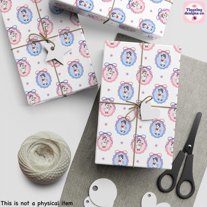 Pu&ograve; includere: Regali confezionati con sfondo bianco. La carta da regalo presenta un motivo ripetuto di un'anatra dei cartoni animati in una cornice ovale blu e rosa. I regali sono legati con spago e hanno etichette di legno a forma di stella e cuore. Sono presenti anche spago e forbici.