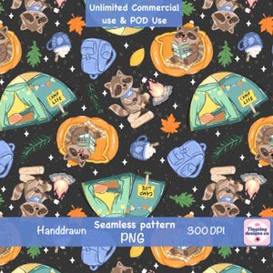 Könnte beinhalten: Ein nahtloses Muster auf dunklem Hintergrund mit Illustrationen von Waschbären, orangefarbenen Kürbissen, blauen Rucksäcken, grünen Zelten mit Camp Life-Schildern, Lagerfeuern und blauen Tassen. Text: Unlimited Commercial use & POD Use, Handdrawn, 300 DPI.