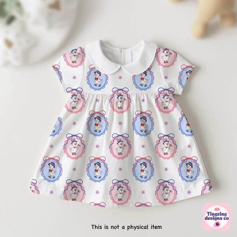 Pu&ograve; includere: Vestito bianco per neonati con colletto Peter Pan e maniche corte. L'abito presenta un motivo ripetuto di oche dei cartoni animati in cornici ovali rosa e blu. Il testo "This is not a physical item" &egrave; in basso.