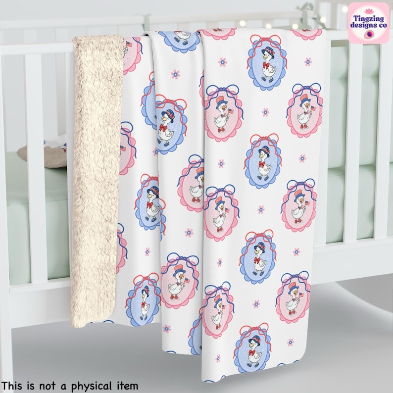 Pu&ograve; includere: Una coperta per bambini bianca con un motivo ripetuto di oche dei cartoni animati in cornici ovali blu e rosa. La coperta ha un retro in sherpa color crema. Il testo "This is not a physical item" &egrave; in basso.