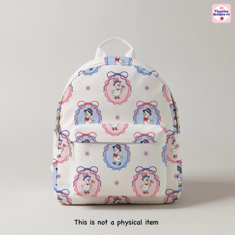Pu&ograve; includere: Zaino bianco con un motivo ripetuto di un'anatra con cappello e bandiera, incorniciato in ovali rosa e blu. Lo zaino ha una tasca frontale e una maniglia superiore. Il testo "This is not a physical item" &egrave; in basso.