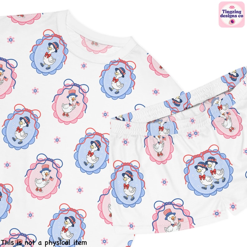 Pu&ograve; includere: Pigiama bianco con un motivo ripetuto di oche dei cartoni animati con cappelli patriottici all'interno di cornici ovali blu e rosa. Il set include una maglietta a maniche corte e pantaloncini abbinati, con piccoli accenti floreali.