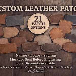 Peut inclure: Divers patchs en cuir personnalisés de différentes formes et nuances de marron, beige et gris, disposés sur une surface en bois. L'image comprend le texte "CUSTOM LEATHER PATCH" et "21 PATCH OPTIONS". Le texte supplémentaire mentionne les options pour les noms, logos et dictons.