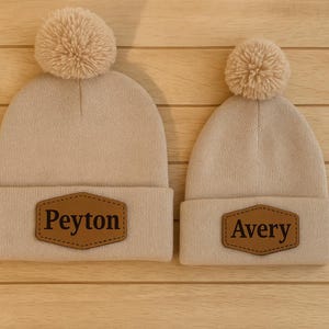 Bonnet personnalisé pour adulte, enfant et bébé | Patch en cuir gravé, chapeau d'hiver à pompons