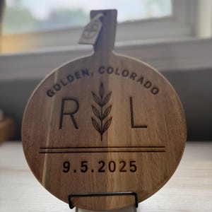 Personalized Acacia Wood Cutting Board with Handle – 8” Round Cheese, Pizza, Charcuterie or Wedding Gift – Custom Engraved Board