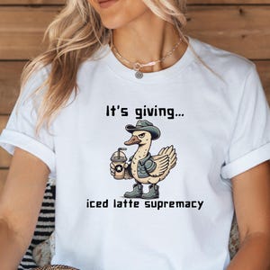 Dumme Gans Iced Latte Shirt Lustiges Cowgirl Grafik Kaffee Meme T-Shirt