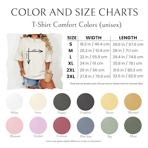 Pu&ograve; includere: Tabella colori e taglie per t-shirt unisex. La tabella mostra le misure in pollici e centimetri per le taglie dalla S alla 3XL. I colori includono bianco, avorio, pepe, grafite, burro, senape, fioritura, orchidea, cremisi, blu jeans, baia e muschio.
