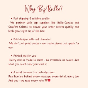Pu&ograve; includere: Grafica color crema con il testo "Why By Bulka?" e punti elenco che descrivono la spedizione veloce, i design audaci, gli articoli su ordinazione e l'attenzione alle piccole imprese. Il testo &egrave; in stile scritto a mano.