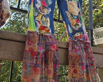 ARTSY Denim. Un capo d'abbigliamento artistico creato con materiali vintage. Taglia AE 2 da donna. Un capo che non passa inosservato. Disponibile anche con borsa abbinata.