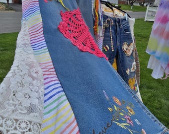 Arte con ropa vintage reciclada. Vaqueros. Conjunto de top y blusa a juego disponible para la venta.