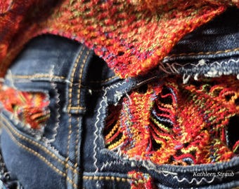 Kleidungskunst aus Vintage-Materialien.