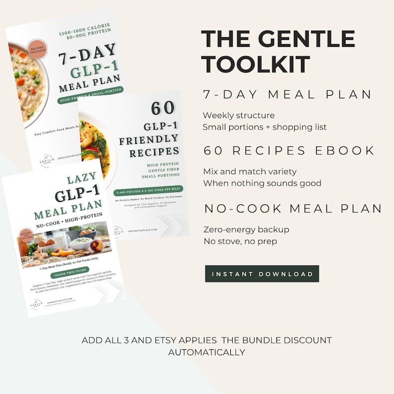 K&ouml;nnte beinhalten: Das Gentle Toolkit-Bundle beinhaltet einen 7-Tage-GLP-1-Ern&auml;hrungsplan, ein E-Book mit 60 Rezepten und einen Kochplan ohne Kochen. Das Bild zeigt die Cover der Ern&auml;hrungspl&auml;ne mit Text wie "hoher Proteingehalt" und "kleine Portionen".